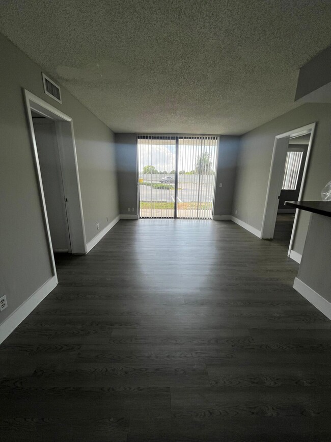 Building Photo - 744 Executive Center Dr