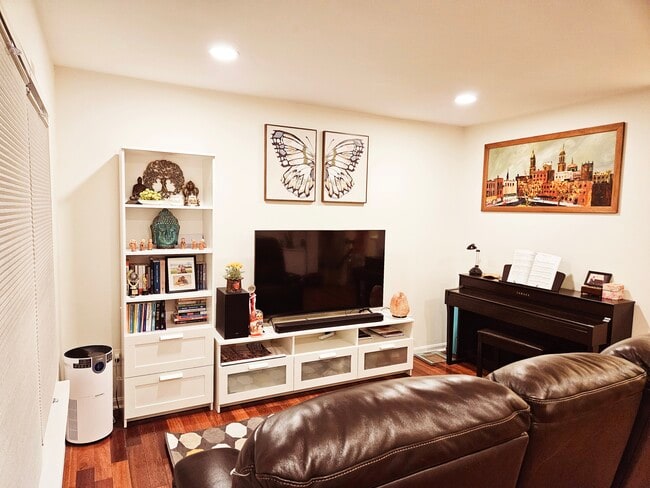 Living room. Furnitures not included - 12024 Country Mill Dr
