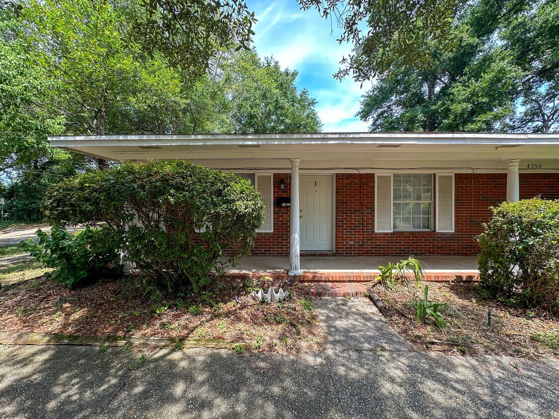 Primary Photo - 2 bedroom 1 bath duplex available for rent...