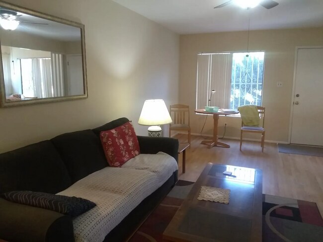 Foto del edificio - 2471 Riverside Pl