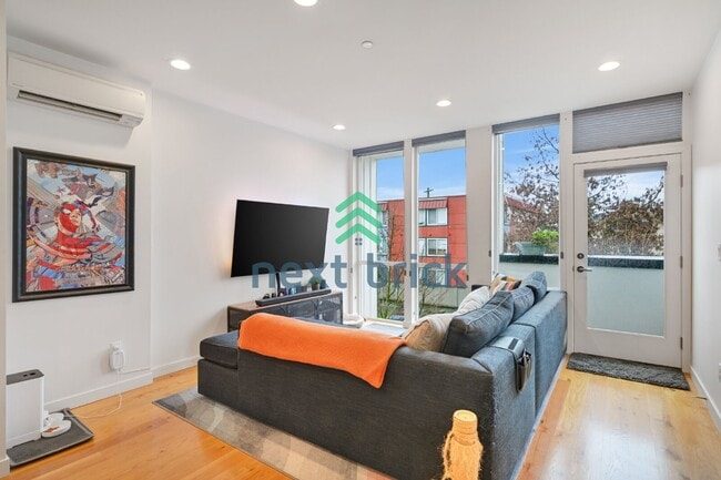 Building Photo - Charming 2-Bedroom Townhouse with 2.5 Baths and Spacious 1,510 Sq Ft in Seattle's Vibrant Neighbo...