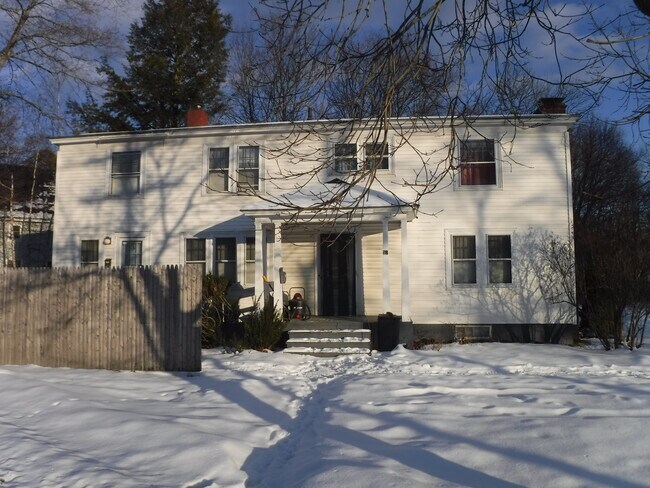 Tan cerca del campus - 32 College Ave