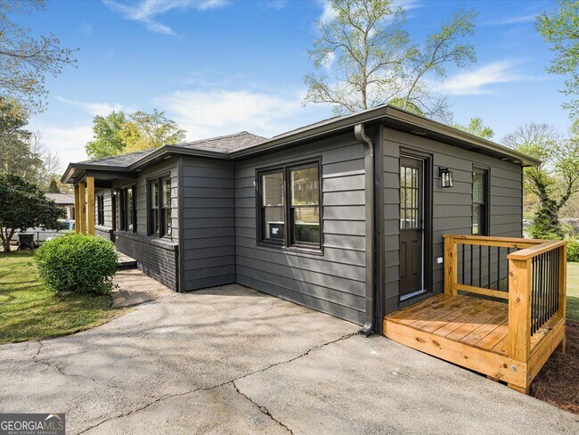 Building Photo - 960 Pine Forest Dr SW