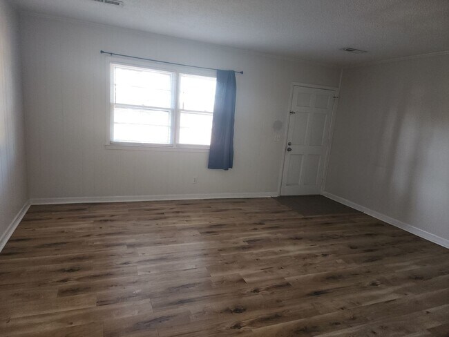 Building Photo - RENOVATED DUPLEX ~ AVAILABLE NOW