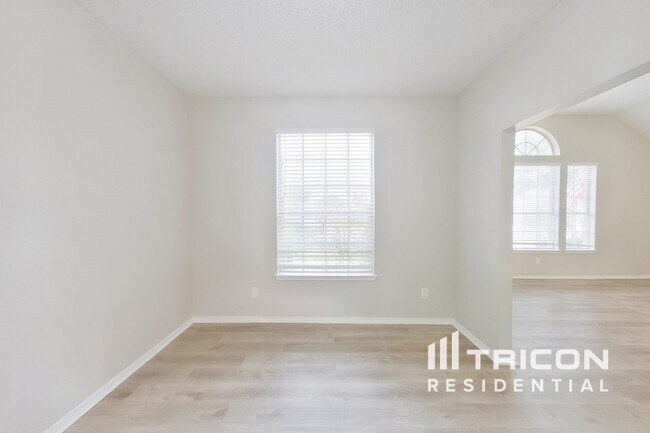 Foto del edificio - 589 Continental Dr