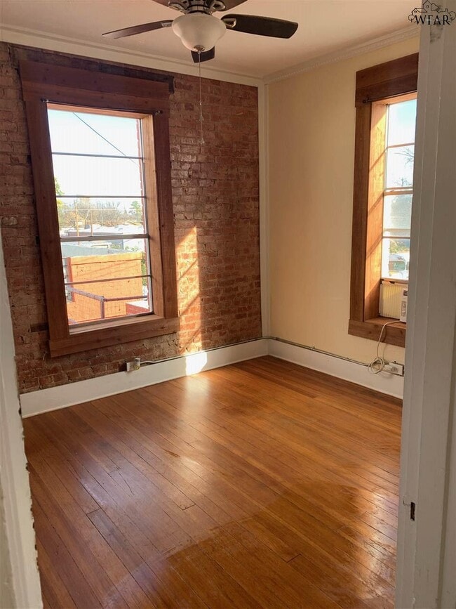 Building Photo - 909 Van Buren St