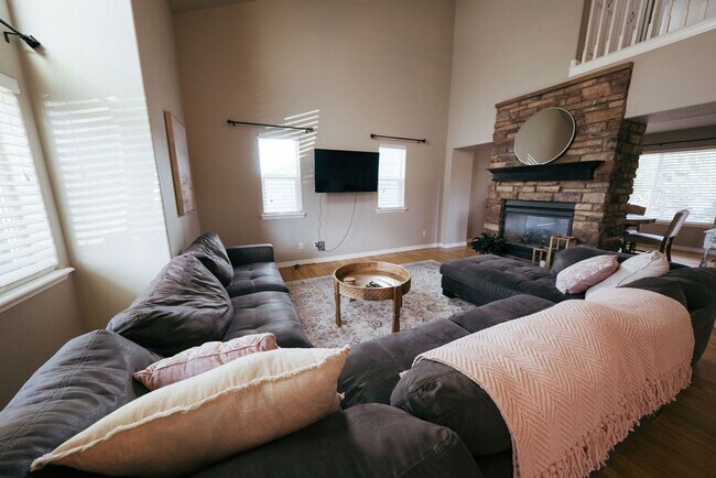 Foto del edificio - GORGEOUS FULLY FURNISHED 3 Bed 2.25 Bath Home!