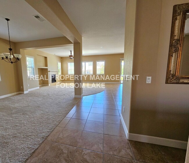 Building Photo - Resort Like Living - Spacious 2 bed 2 bath...