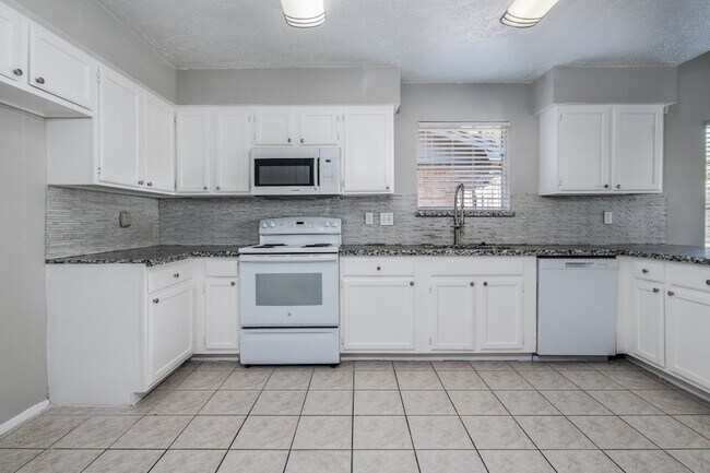 Foto del edificio - 16210 Cypress Point Dr