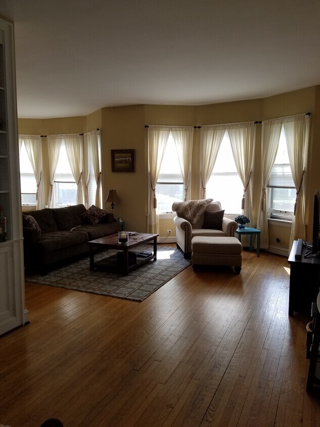 Living Room - 320 Home Ave