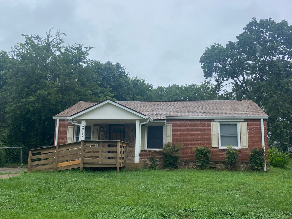 Primary Photo - Renovated 4 Bedroom / 2 Bathroom / Fenced ...