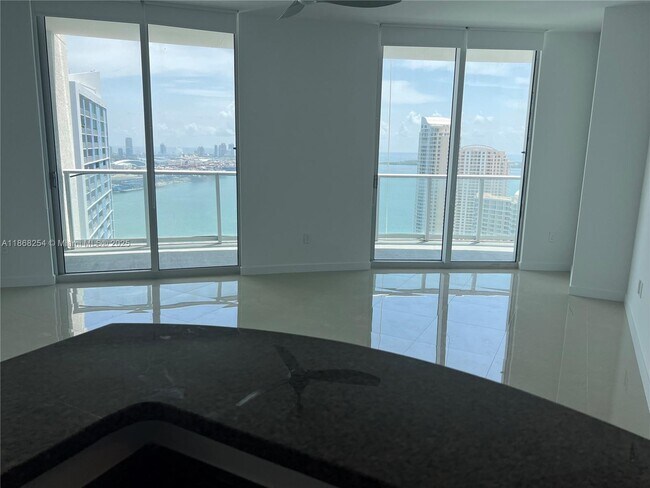 Foto del edificio - 300 S Biscayne Blvd