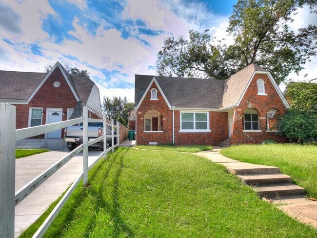 Building Photo - The Plaza District 2 bed 1 Bath is Close t...