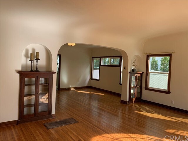 Building Photo - 546 N Poinsettia Pl