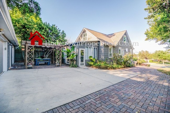 Building Photo - 2319 Magnolia Ave with Bayou View
