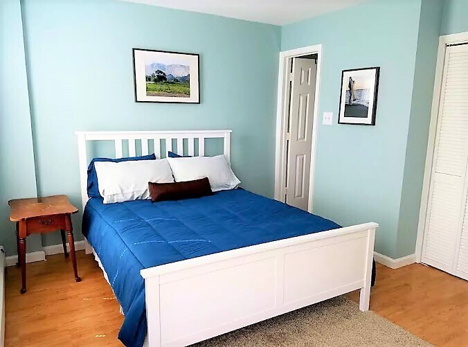 Large bedrooms - 3651 Calumet St