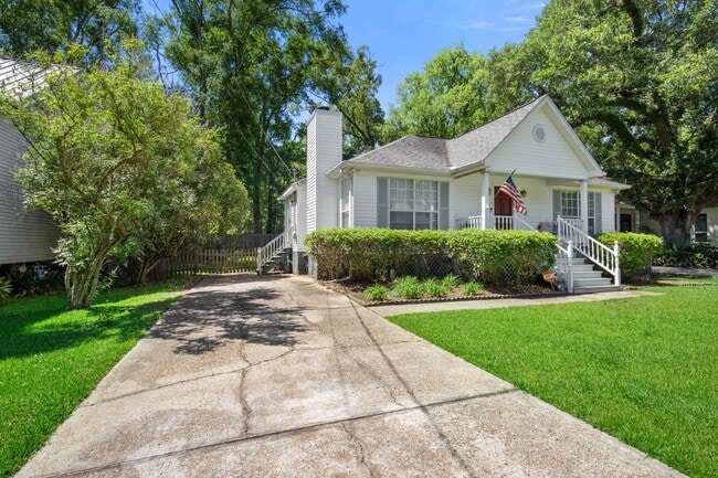 Building Photo - 102 Woods Dr
