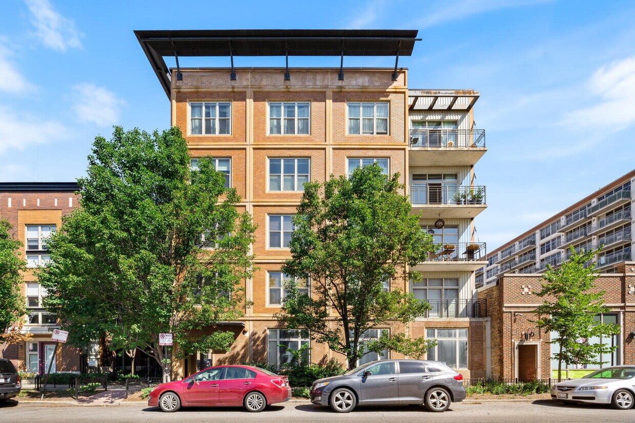 Primary Photo - 1228 W Monroe St