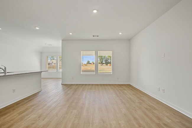 Building Photo - 560 Raegan St