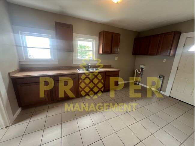 Building Photo - Large 3 bedroom 1 bathroom house for rent ...