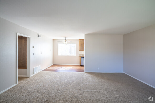 3HAB, 1BA - 1,082 ft² - Town Center Apartments