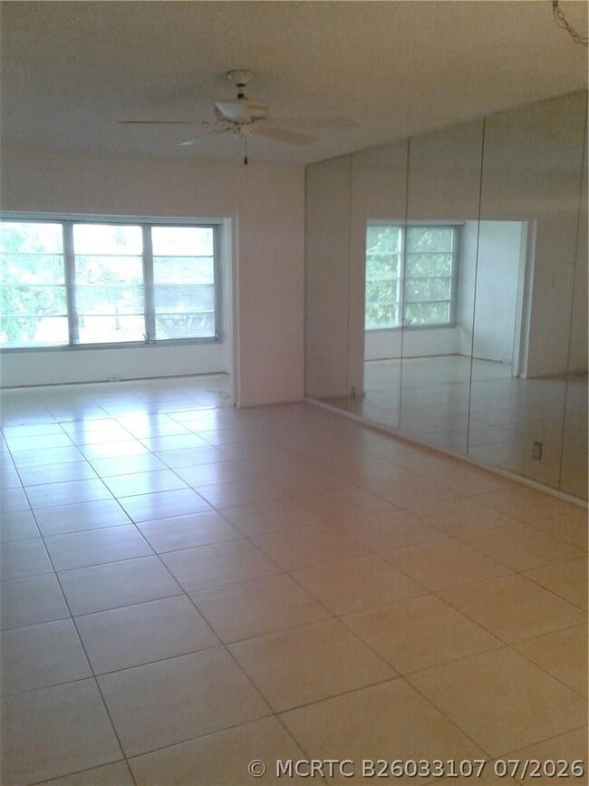 Building Photo - 1030 Country Club Dr