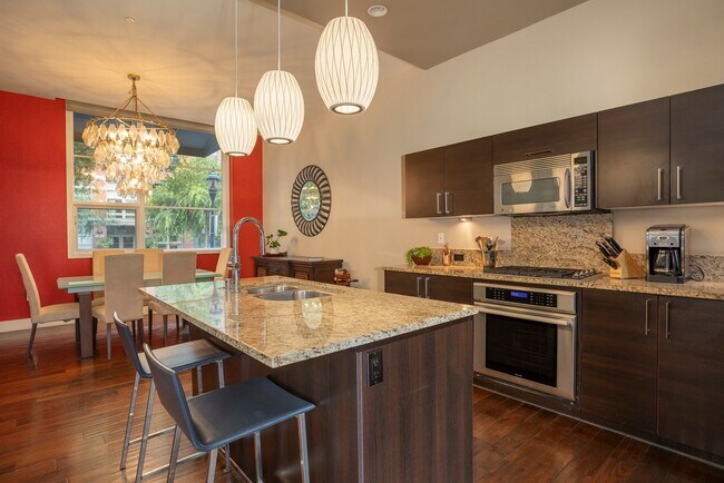 Building Photo - Modern Townhome Living in the Heart of Dow...