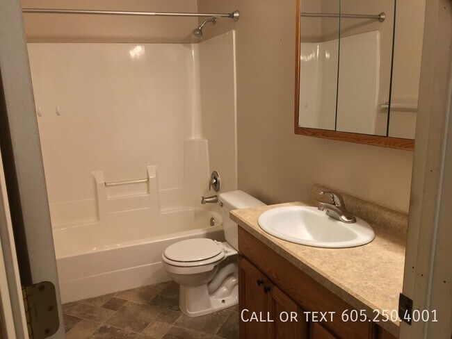 Building Photo - 2 Bedroom Home with Spacious Fenced-in Yar...