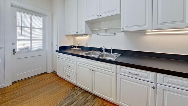 Foto del edificio - 3102 Riverside Ave
