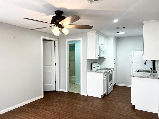 Building Photo - 134 W Austin Ave