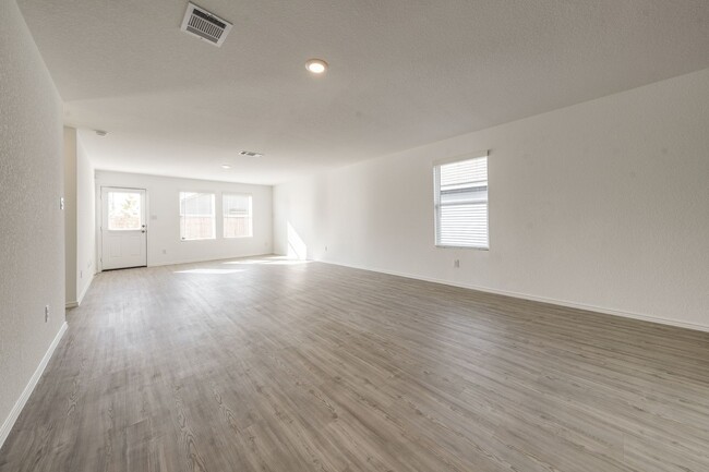 Foto del edificio - New Home for lease 4/2/2