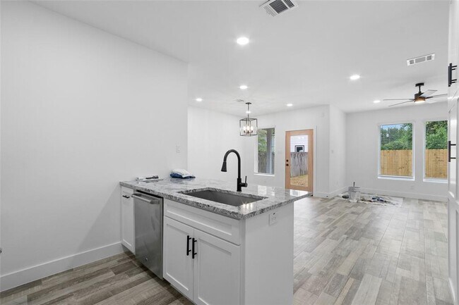 Foto del edificio - 6623 Cohn St