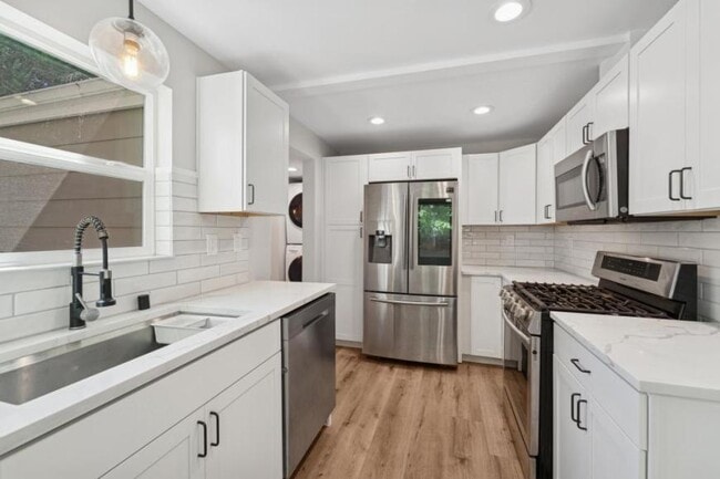 Building Photo - 3 bedroom in Seattle WA 98103