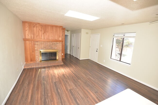 Building Photo - Condo Living by the Coast