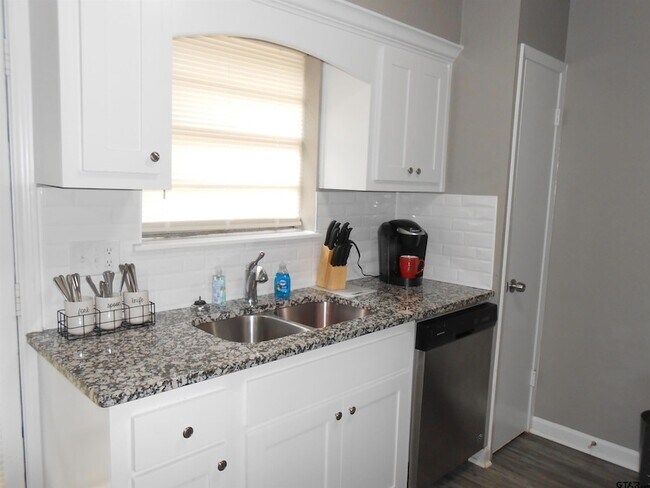 Foto del edificio - 7108 Gatewood Dr