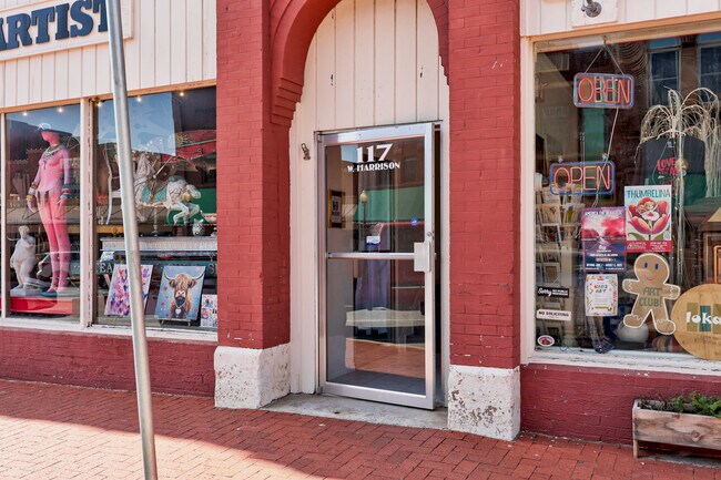 Puerta principal - 117 W Harrison Ave