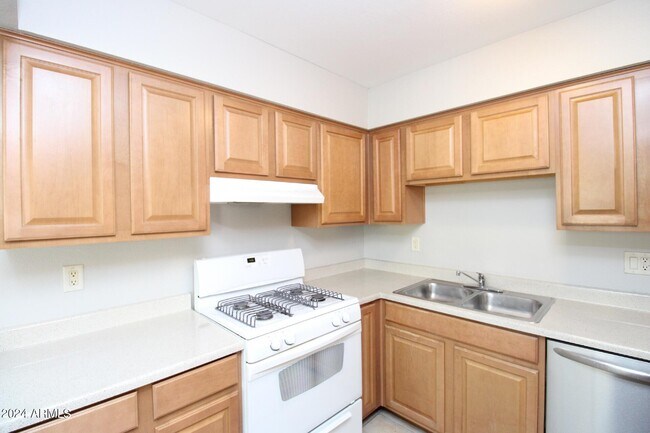 Building Photo - 303 N Miller Rd