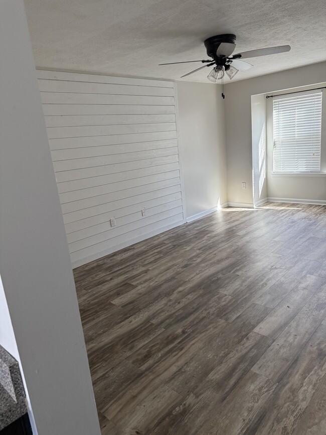 Foto del edificio - 204 Treeline Ln