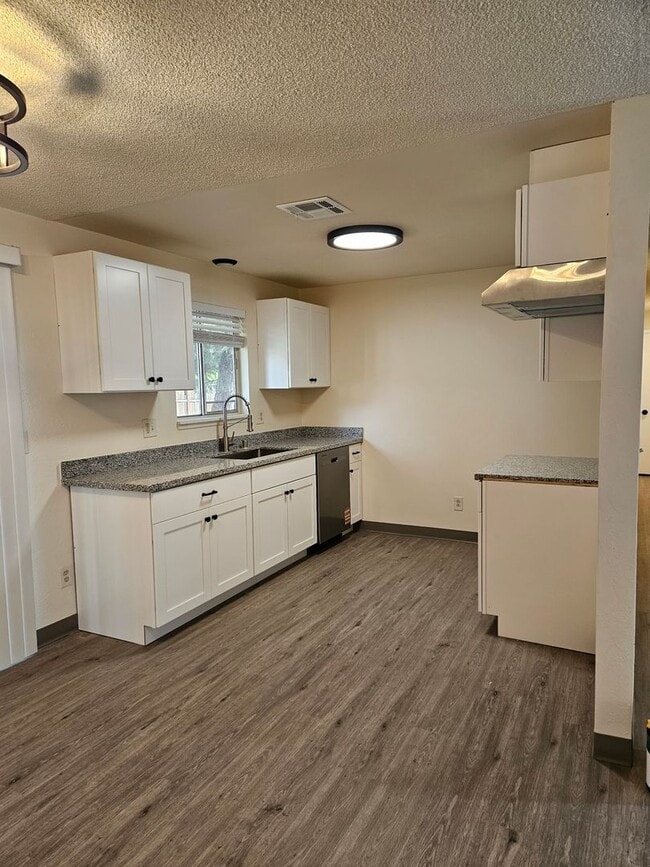 Foto del edificio - Beautiful Remodeled Home.