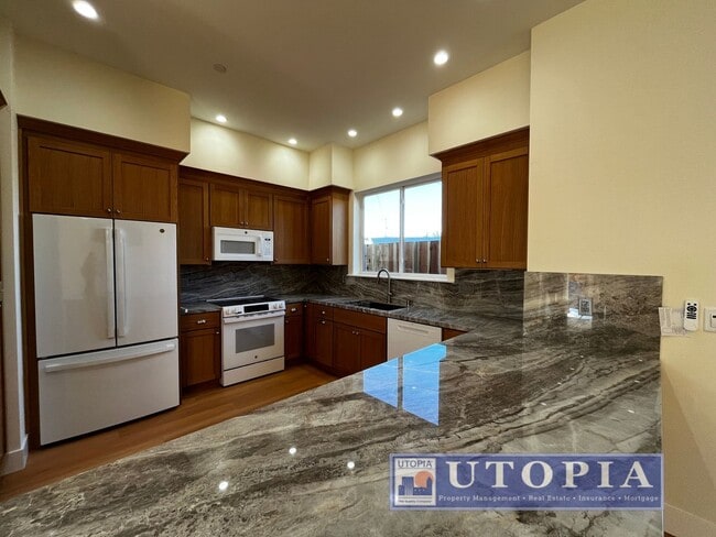 Building Photo - Beautiful 3 Bedroom, 3 Bathroom Duplex Unit Located on the Upper Westside of Santa Cruz. Brand ne...