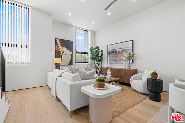 Foto del edificio - 11706 Charnock Rd