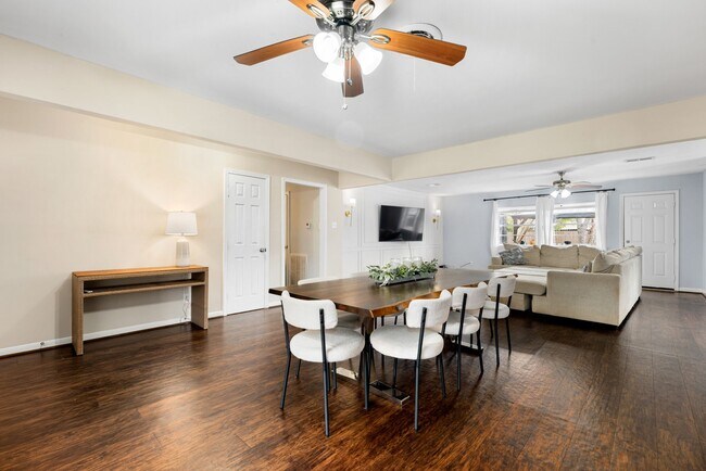 Building Photo - 6019 Cartagena St