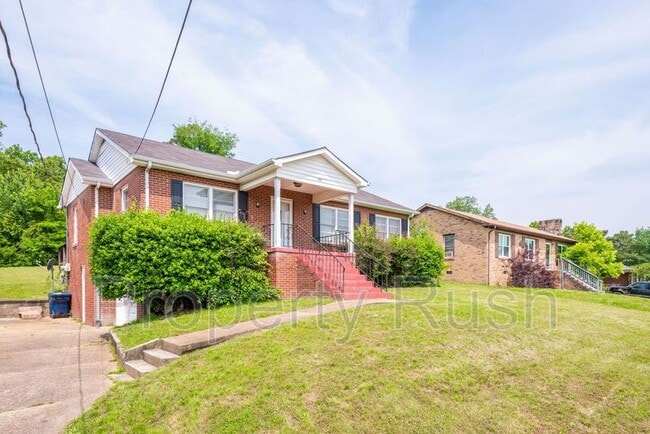 Building Photo - 807 Woodland Dr
