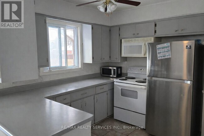 Building Photo - 1183 Farnsborough Crescent