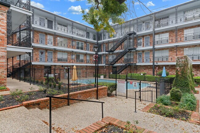 Foto del edificio - Chic 1-Bed Oasis with Pool & Walk-In Closets in Central San Antonio – $975/mo