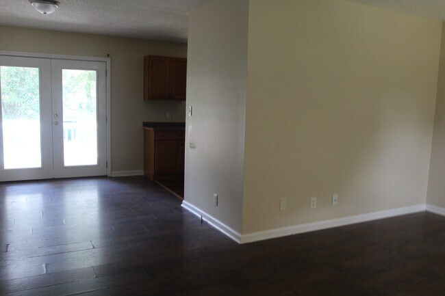 Foto del edificio - 1403 Greenbrier Ct