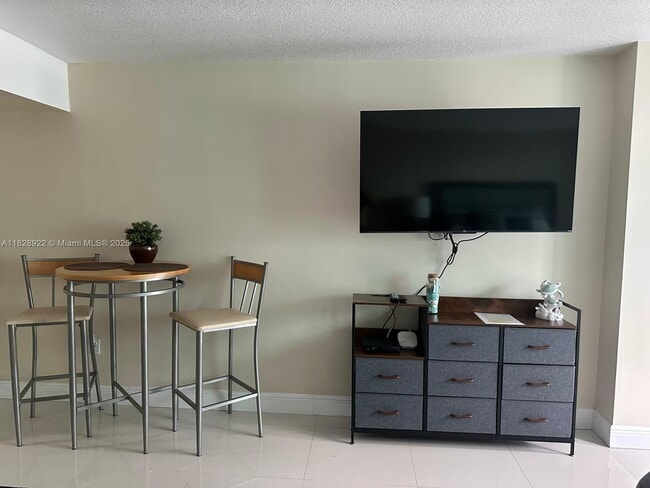 Building Photo - 1200 Brickell Bay Dr