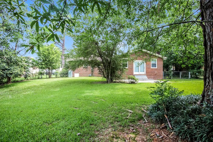 Foto del edificio - 7812 Burdell Dr