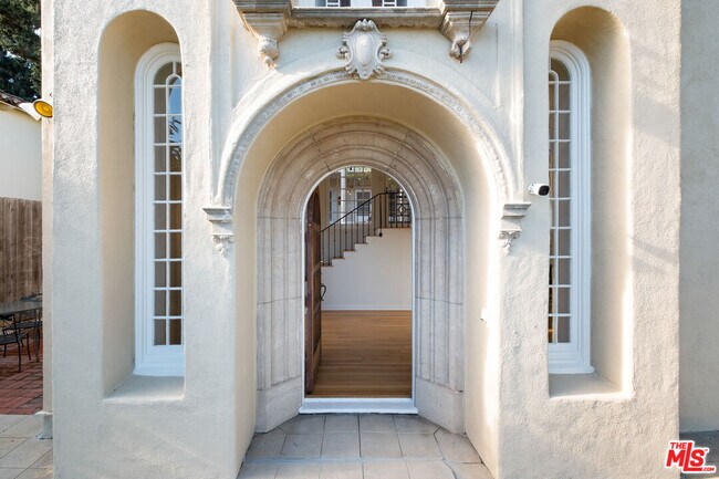 Foto del edificio - 2063 Grace Ave
