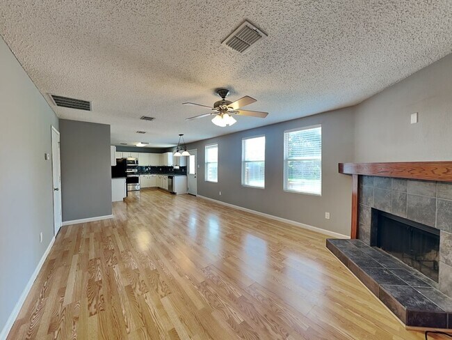 Foto del edificio - 3512 Clydesdale Dr